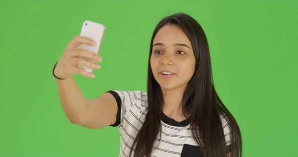 Bonito Feminino Teen Leva Selfie Com Telefone Verde Tela — Fotografia de Stock