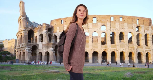 Glücklich Attraktive Kaukasische Frau Sightseeing Rom — Stockfoto