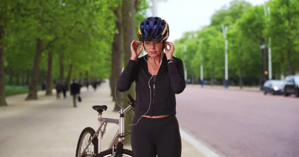 Mulher Ativa Saudável Indo Para Passeio Bicicleta Ouvir Música — Fotografia de Stock