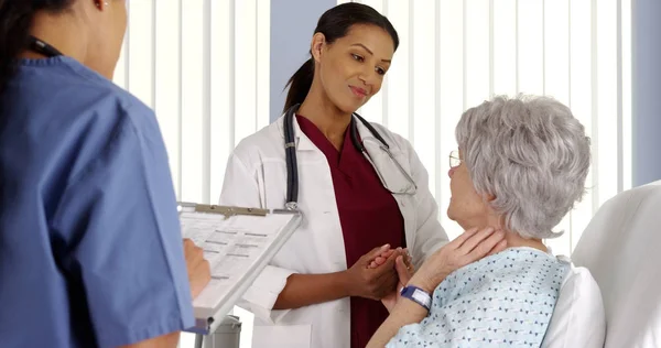 Black Woman Doctor Holding Elderly Patient Hand Hospital Room — Stock Photo, Image