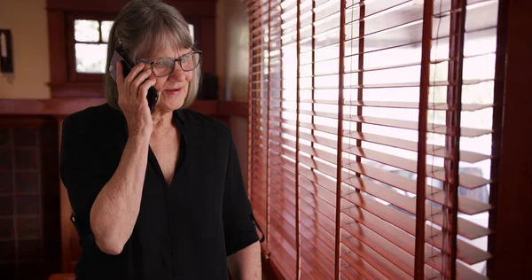 Bella Signora Anziana Che Parla Smartphone Con Amico Dentro Casa — Foto Stock