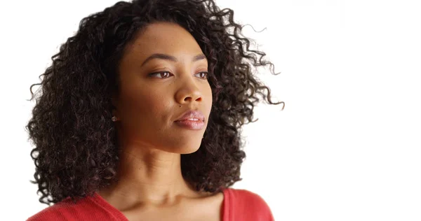 Close Retrato Mulher Negra Com Expressão Pacífica Fundo Branco — Fotografia de Stock