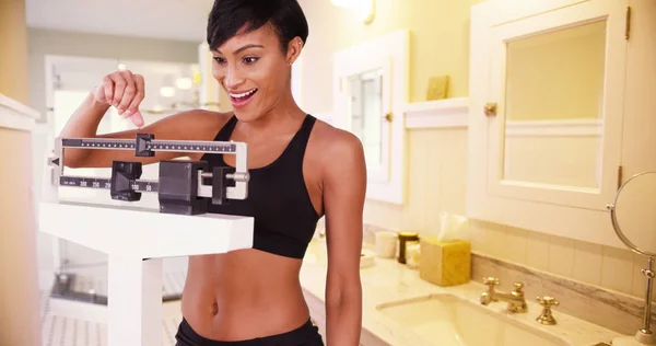 Здорова Молода Чорна Жінка Щаслива Щодо Схуднення Стоїть Масштабі — стокове фото
