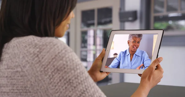 Mãe Filha Passam Tempo Qualidade Conversando Por Vídeo — Fotografia de Stock