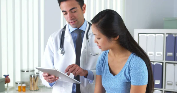 Paciente Asiático Conversando Com Seu Médico Sobre Seus Resultados Teste — Fotografia de Stock