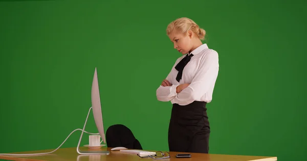 Witte Zakenvrouw Staande Zoek Computer Groen Scherm — Stockfoto