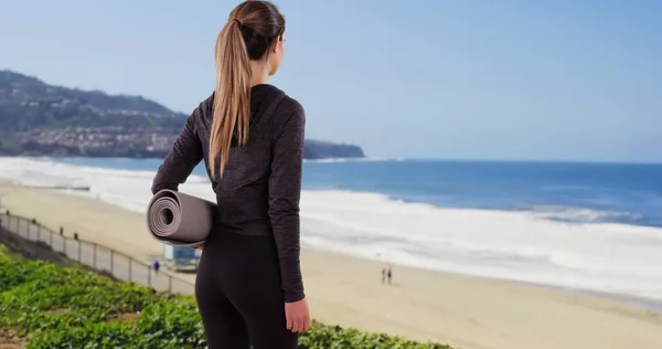 Ragazza Yoga Abbigliamento Allenamento Fronte Alla Fotocamera Guardando Fuori Alla — Foto Stock