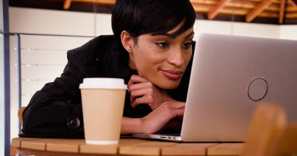 Чорний Професіонал Який Використовує Ноутбук Сучасному Кафе — стокове фото