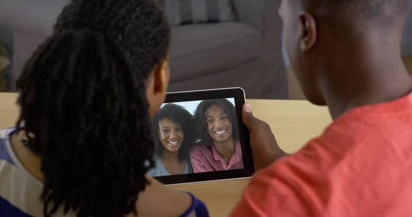 Jovem Casal Negro Conversando Com Amigos Sobre Tablet Chat Vídeo — Fotografia de Stock