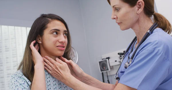 Enfermera Mayor Examina Los Ganglios Linfáticos Las Mujeres Cuello Para — Foto de Stock