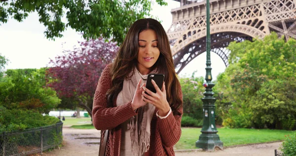 Χαριτωμένο Latina Γυναίκα Χρησιμοποιώντας App Στο Smartphone Στο Παρίσι — Φωτογραφία Αρχείου