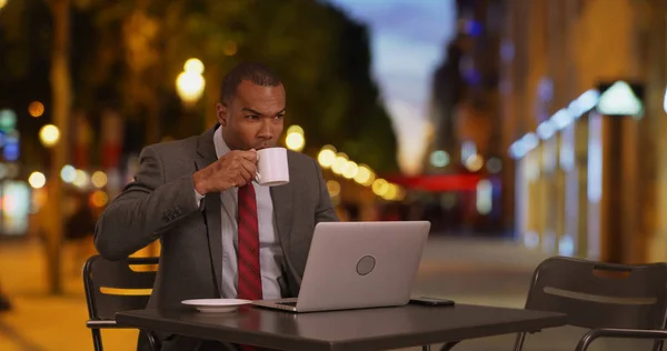 Afro Amerikaanse Professionele Afwerking Van Werk Computer Café Parijs — Stockfoto