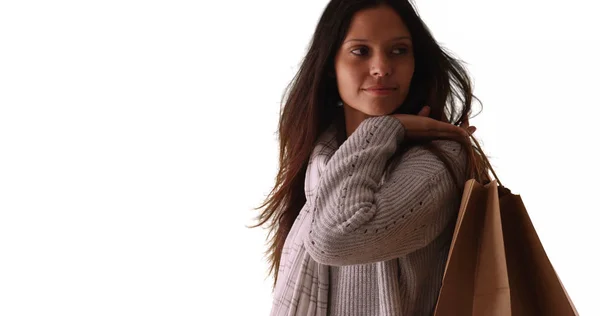 Mujer Milenaria Mirando Alrededor Mientras Lleva Bolsas Compras Sobre Fondo — Foto de Stock