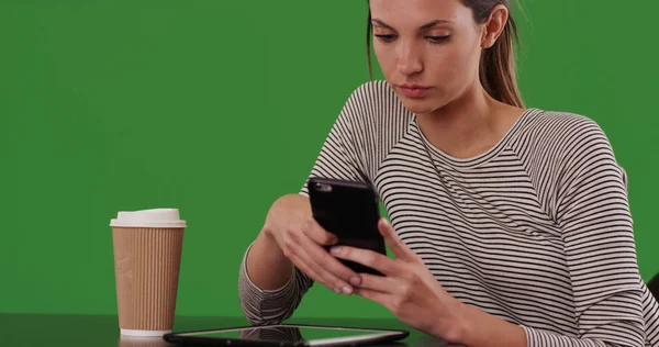 Millennial Frau Sitzt Cafétisch Und Textet Mit Smartphone Auf Grünem — Stockfoto