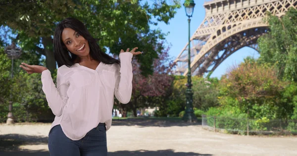 Bella Donna Colore Muove Felicemente Davanti Alla Torre Eiffel Parigi — Foto Stock