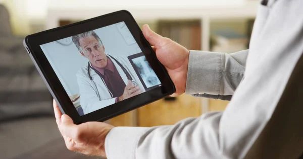 Patient Âge Moyen Vidéo Bavardage Avec Médecin Sur Tablette — Photo