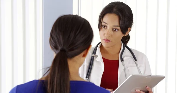 African American Patient Prata Med Spansktalande Läkare Använder Tabletpc — Stockfoto