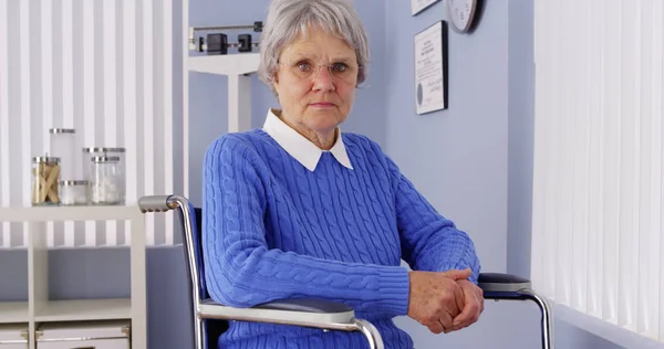 Mulher Sênior Olhando Para Câmera Cadeira Rodas — Fotografia de Stock