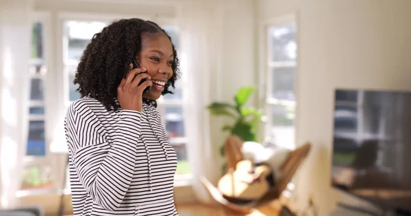 Happy African American Femme Téléphone Avec Son Petit Ami Intérieur — Photo