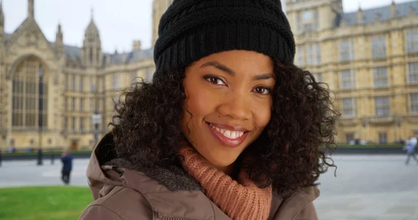 Turistické Happy Černá Žena Úsměvem Westminsterského Paláce Zimě — Stock fotografie