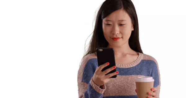 Primer Plano Mujer Feliz Leyendo Textos Teléfono Inteligente Espacio Copia — Foto de Stock