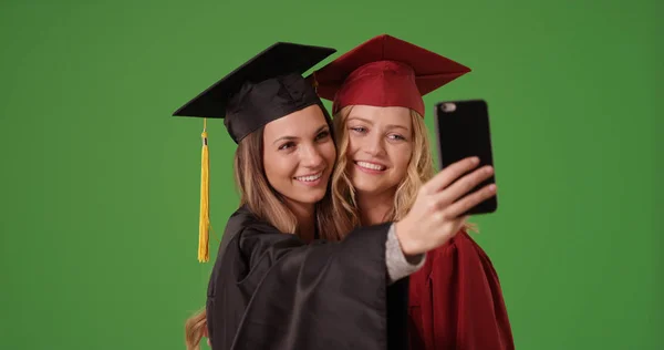 緑色の画面で Selfie を取る若い女性大学卒業生数 — ストック写真