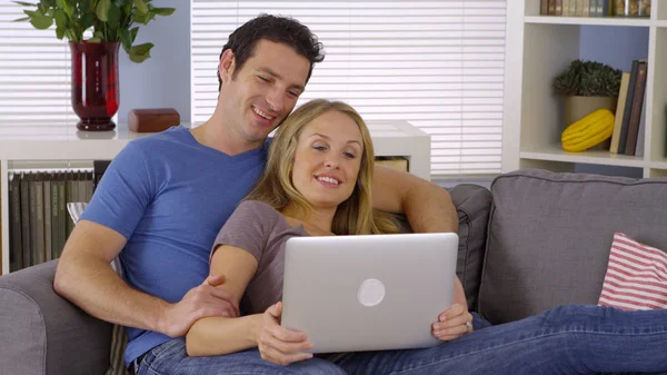Lyckliga Paret Sitter Vardagsrummet Med Laptop — Stockfoto
