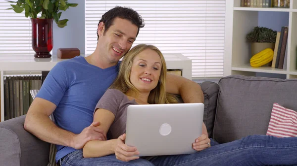 Casal Feliz Sentado Sala Estar Com Laptop — Fotografia de Stock