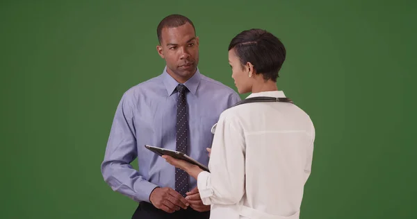 Läkare Råder African American Patienten Använda Sin Surfplatta Grön Skärm — Stockfoto