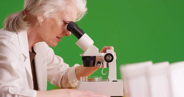 Naukowiec Badanie Próbki Mikroskopu Laboratorium Zielony Ekran — Zdjęcie stockowe