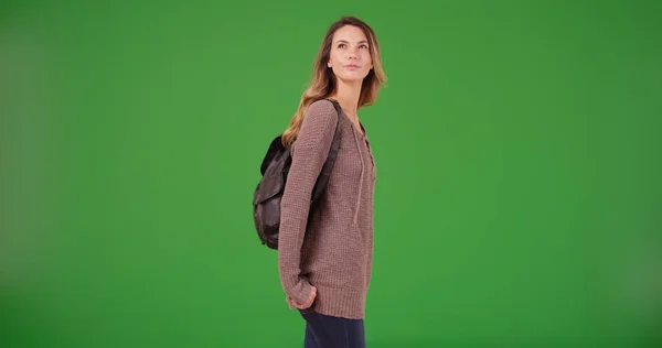 Mulher Atraente Usando Mochila Olhando Redor Tela Verde — Fotografia de Stock