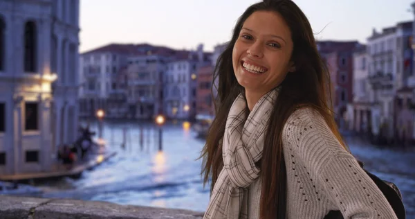 Tysiąclecia Kobieta Podróży Włochy Uśmiecha Się Kamery Przez Canale Grande — Zdjęcie stockowe