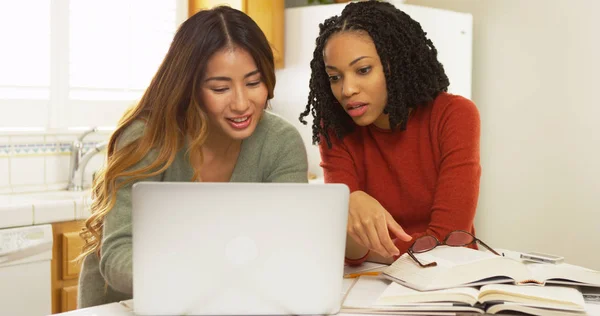 Due Studentesse Che Studiano Cucina Con Computer Portatile — Foto Stock