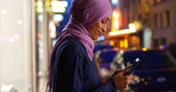 Unga Muslimska Kvinnan Urban Street Natt Textilen — Stockfoto