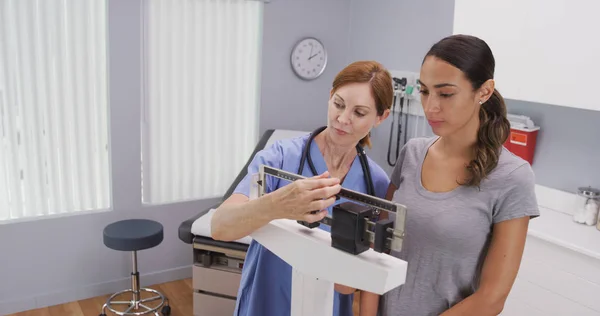 Infirmière Caucasienne Âge Moyen Pesant Patiente Sur Balance — Photo