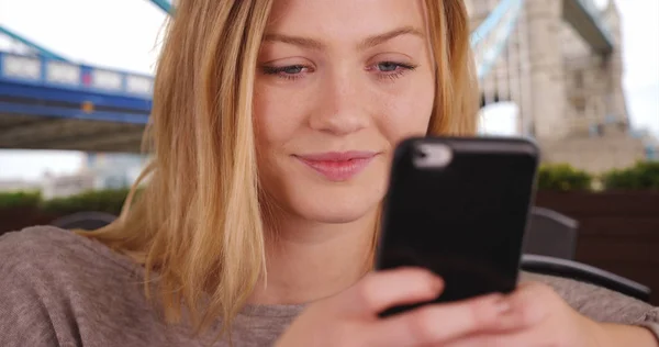 Mooie Kaukasische Meisje Texting Met Mobiele Telefoon Londen — Stockfoto