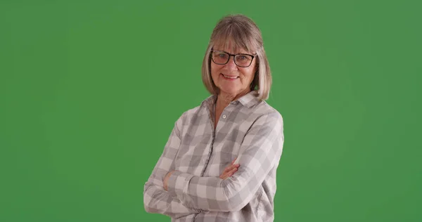 Šťastná Starší Žena Rukama Zkříženýma Zelené Obrazovce Úsměvem — Stock fotografie