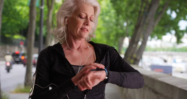 Зріла Жінка Бігун Перевіряє Частоту Серцевих Скорочень — стокове фото