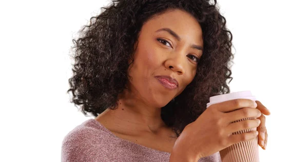 Junge Afrikanisch Amerikanische Dame Mit Kaffee Blickt Auf Weiße Kopierfläche — Stockfoto