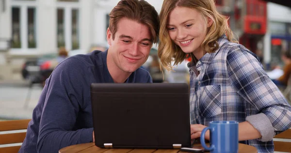 Glad Kaukasiska Man Och Kvinna Tittar Video Laptop Skrattande — Stockfoto