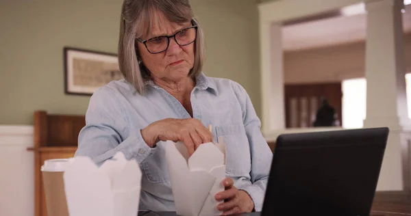 Mujer Jubilada Almorzando Usando Laptop Hogar — Foto de Stock