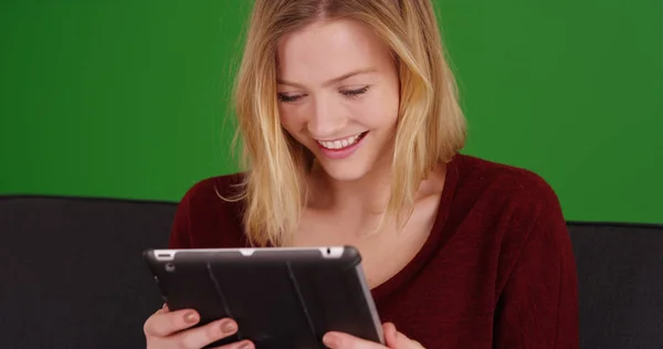 Yeşil Ekranda Tablet Kullanarak Kanepede Oturan Mutlu Bin Yıllık Kadın — Stok fotoğraf