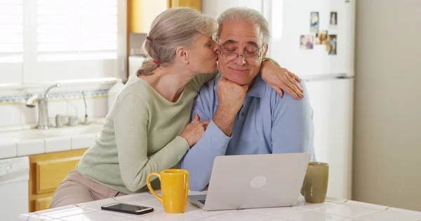 Seniorenpaar Benutzt Laptop Küche — Stockfoto