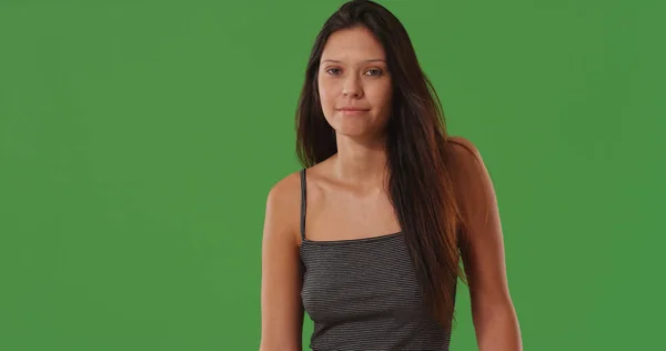Aantrekkelijke Jonge Brunette Vrouw Poseren Staande Groen Scherm — Stockfoto