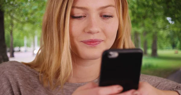 Caucásico Chica 20S Mensajes Texto Con Teléfono Celular Parque —  Fotos de Stock