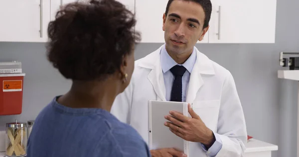 Encantador Médico Hispano Joven Usando Tableta Para Ver Historia Clínica — Foto de Stock