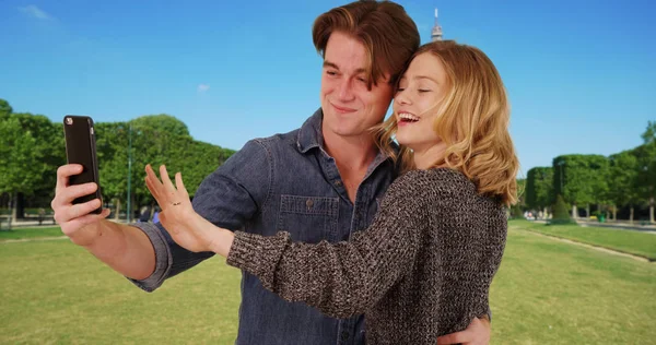 Newly Engaged Couple Taking Selfie Front Eiffel Tower Smiling — Stock Photo, Image