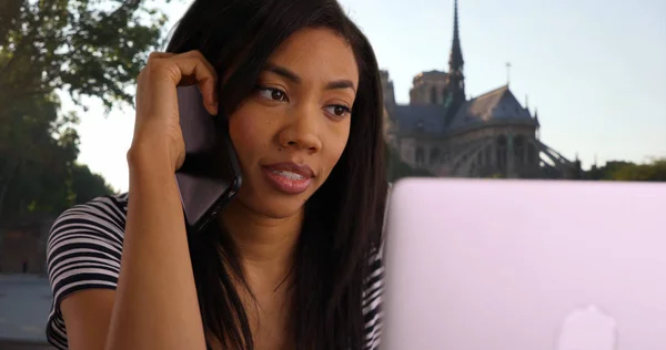 Mujer Negra Negocios Sentada Cerca Catedral Notre Dame Hablando Por — Foto de Stock