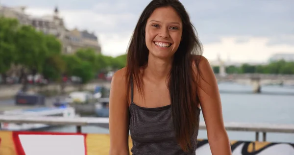 Schönes Kaukasisches Mädchen Mit Gestreiftem Tank Top Steht Auf Brücke — Stockfoto