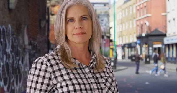 Stern Blanc Féminin Regarde Avec Froideur Sur Trottoir Londres — Photo